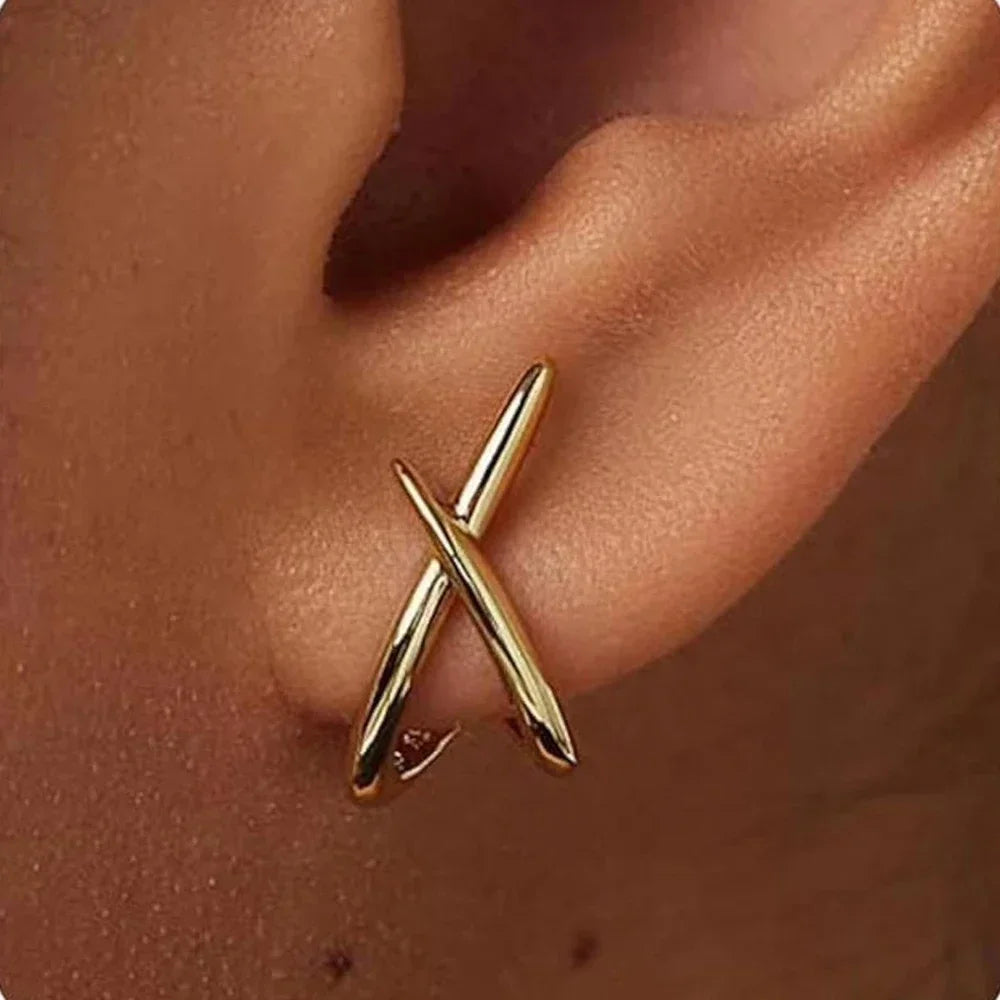 Pendientes Elariah con baño de oro de 14K en forma de cruz para mujer – Pendientes geométricos minimalistas para uso diario, fiestas y regalos