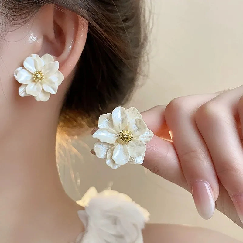 Boucles d'oreilles clous Elariah en acrylique blanc en forme de fleur – Boucles d'oreilles florales irrégulières en pétales pour femmes | Bijoux fantaisie bohème légers et tendance