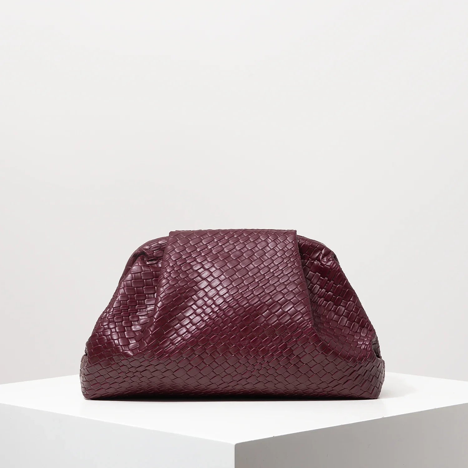 Elariah Burgundy Woven PU Leather Clutch Bag – Vintage Kiss Lock Evening Purse for Weddings & Formal Occasions