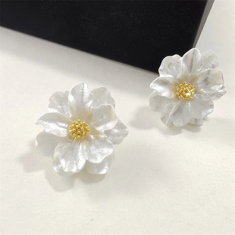 Boucles d'oreilles clous Elariah en acrylique blanc en forme de fleur – Boucles d'oreilles florales irrégulières en pétales pour femmes | Bijoux fantaisie bohème légers et tendance