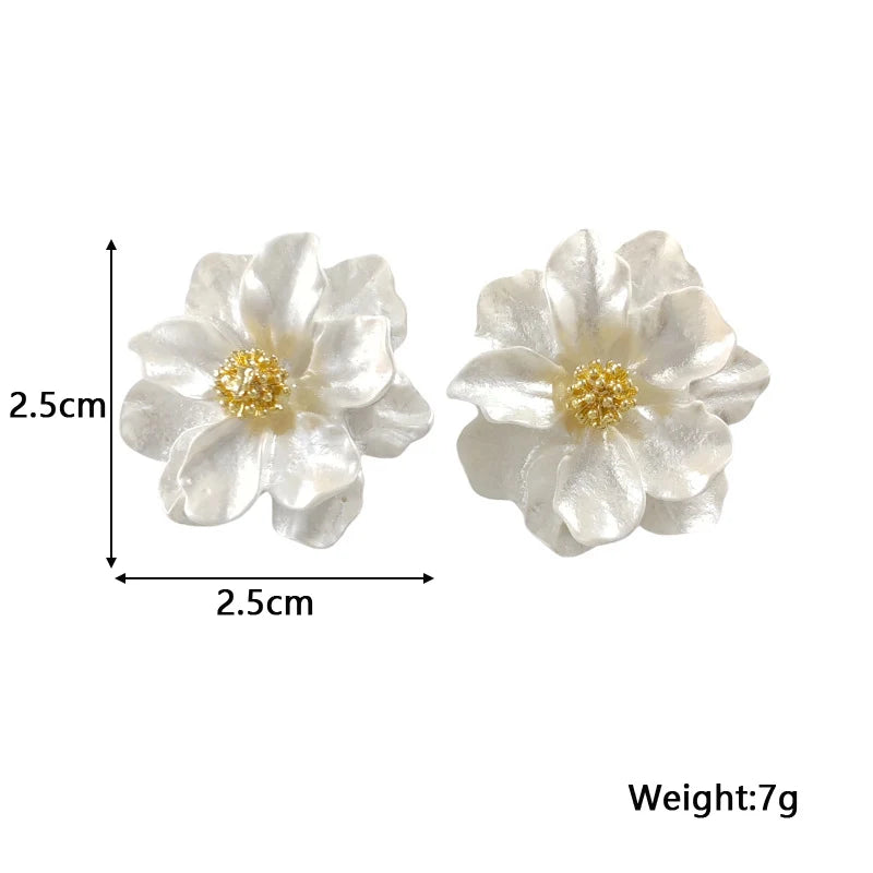 Boucles d'oreilles clous Elariah en acrylique blanc en forme de fleur – Boucles d'oreilles florales irrégulières en pétales pour femmes | Bijoux fantaisie bohème légers et tendance