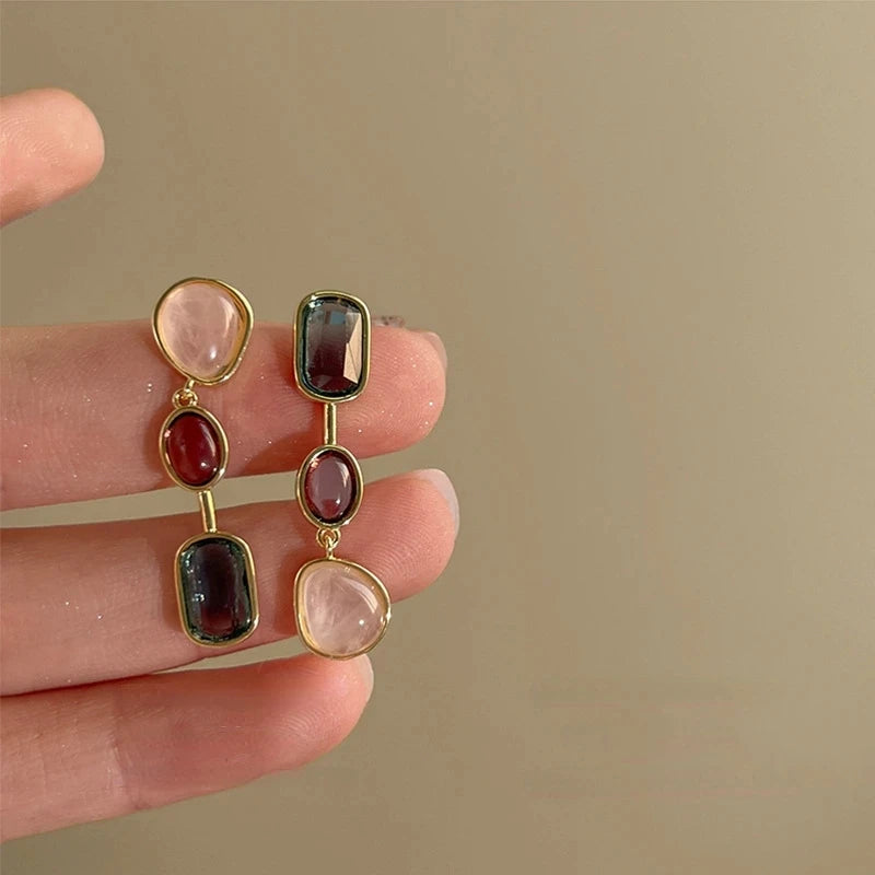Pendientes colgantes geométricos asimétricos de resina de colores Elariah para mujer – Pendientes llamativos retro