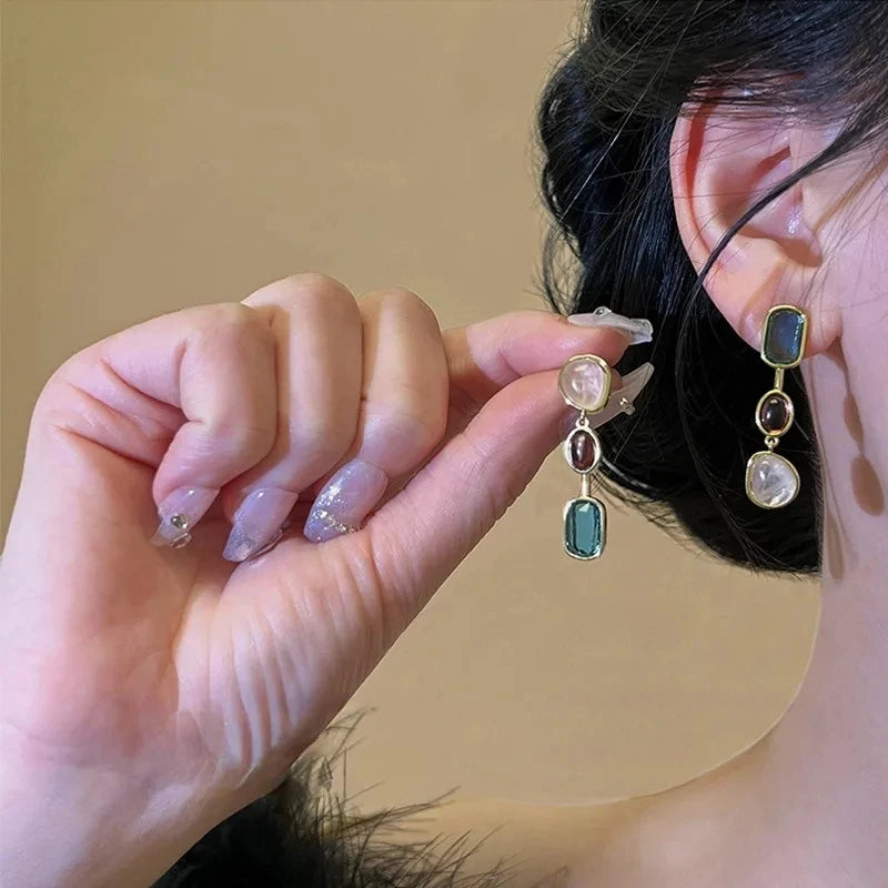 Pendientes colgantes geométricos asimétricos de resina de colores Elariah para mujer – Pendientes llamativos retro