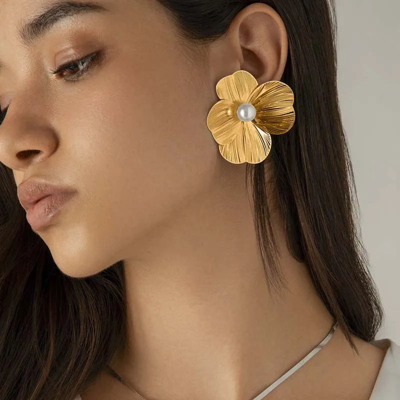 Pendientes de tuerca Elariah de metal vintage con diseño de flor – Pendientes llamativos de aleación de zinc con diseño de pétalo gótico para mujer