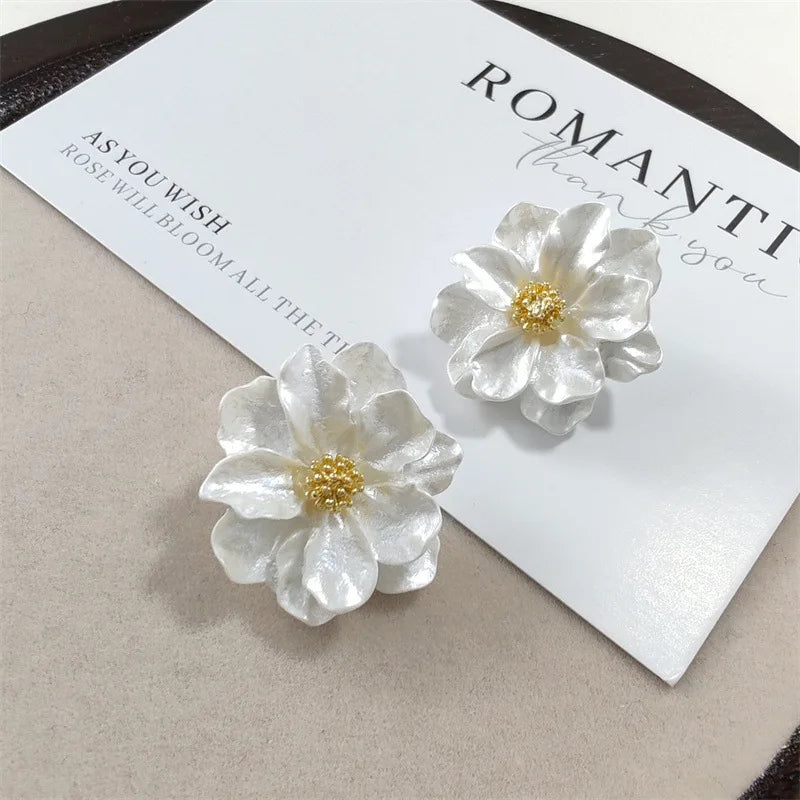 Boucles d'oreilles clous Elariah en acrylique blanc en forme de fleur – Boucles d'oreilles florales irrégulières en pétales pour femmes | Bijoux fantaisie bohème légers et tendance