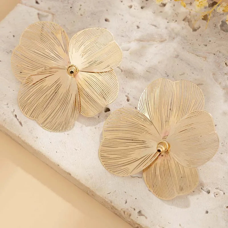 Pendientes de tuerca Elariah de metal vintage con diseño de flor – Pendientes llamativos de aleación de zinc con diseño de pétalo gótico para mujer