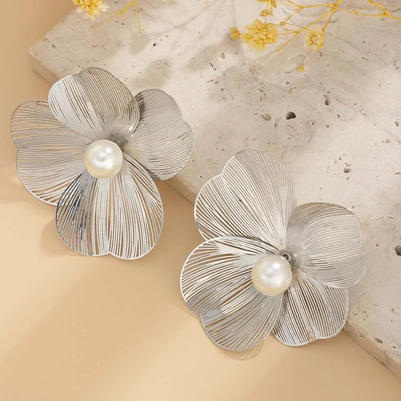 Boucles d'oreilles clous Elariah en métal vintage et fleur – Boucles d'oreilles tendance pour femmes en alliage de zinc au design de pétales gothiques