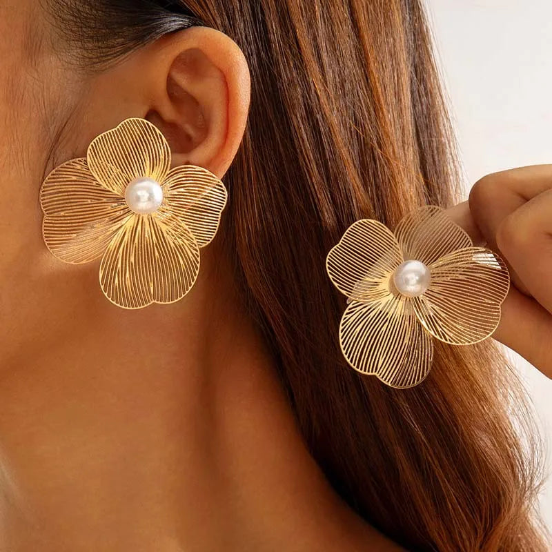 Pendientes de tuerca Elariah de metal vintage con diseño de flor – Pendientes llamativos de aleación de zinc con diseño de pétalo gótico para mujer