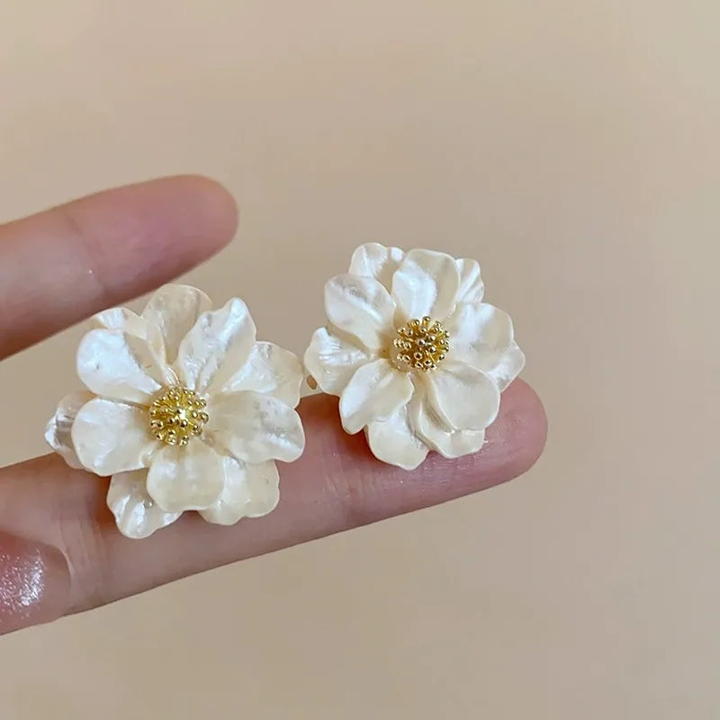 Boucles d'oreilles clous Elariah en acrylique blanc en forme de fleur – Boucles d'oreilles florales irrégulières en pétales pour femmes | Bijoux fantaisie bohème légers et tendance