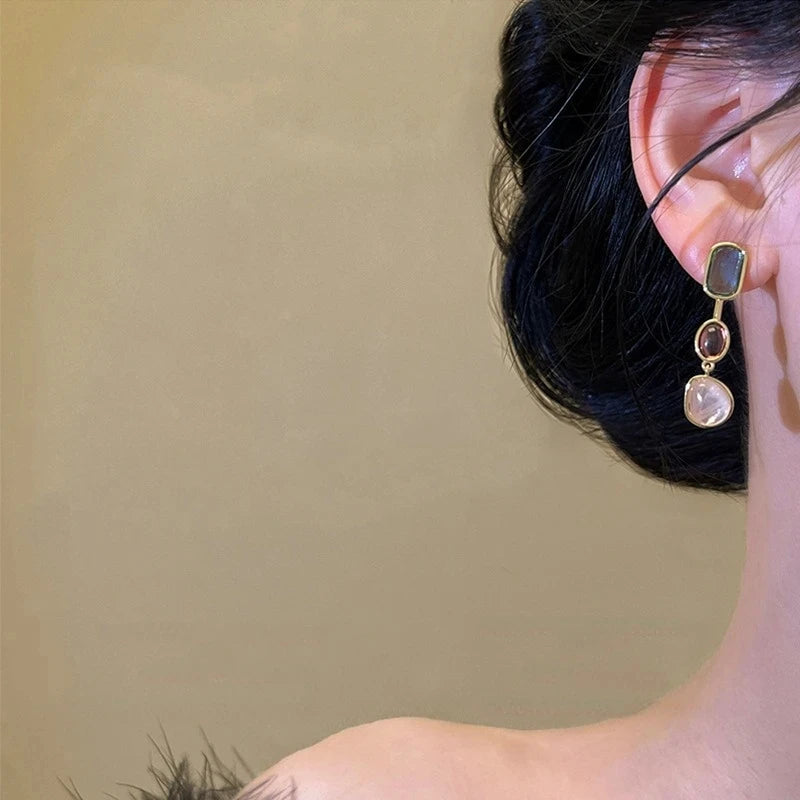 Pendientes colgantes geométricos asimétricos de resina de colores Elariah para mujer – Pendientes llamativos retro