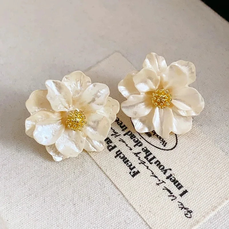 Boucles d'oreilles clous Elariah en acrylique blanc en forme de fleur – Boucles d'oreilles florales irrégulières en pétales pour femmes | Bijoux fantaisie bohème légers et tendance