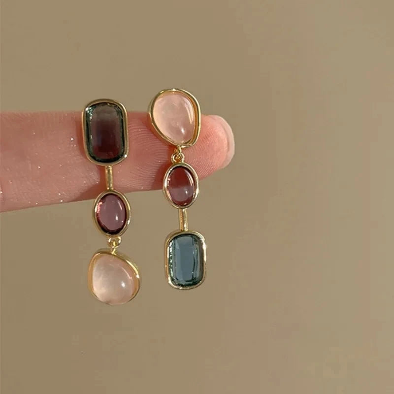 Pendientes colgantes geométricos asimétricos de resina de colores Elariah para mujer – Pendientes llamativos retro